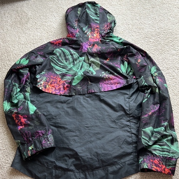 Girls Nike Windbreaker - Picture 2 of 3